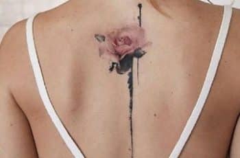 Tatuajes de flores en la espalda que las chicas amaran
