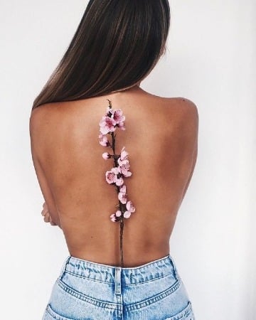 tatuajes de flores en la espalda realistas