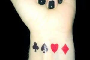 tatuajes de naipes de poker en la muñeca