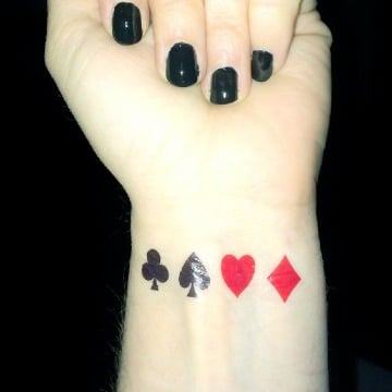 tatuajes de naipes de poker en la muñeca