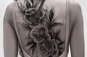 4 hermosos tatuajes de rosas en la espalda para mujeres