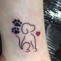 Sencillos tatuajes de siluetas de perros con mucho significado