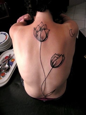 diseños de tatuajes de tulipanes en la espalda