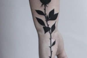 fotos de tatuajes de rosas negras