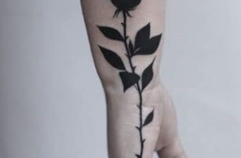 4 fotos de sencillos tatuajes de rosas negras