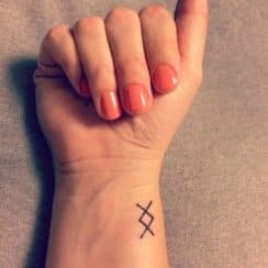 4 sencillos tatuajes de runas vikingas para el brazo