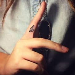 4 tatuajes en el dedo indice para los amantes de lo simple