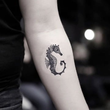 tatuajes de caballitos de mar en el antebrazo