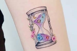 tatuajes de reloj de arena en el antebrazo