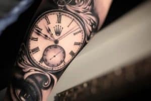 tatuajes de reloj de bolsillo para hombres