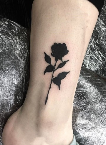 tatuajes de rosas negras para mujer