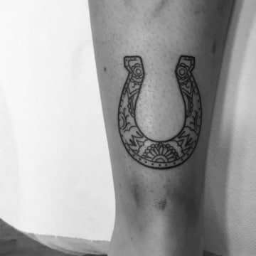 tatuajes de suerte para hombres en la pierna