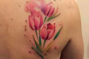 tatuajes de tulipanes en la espalda hombres