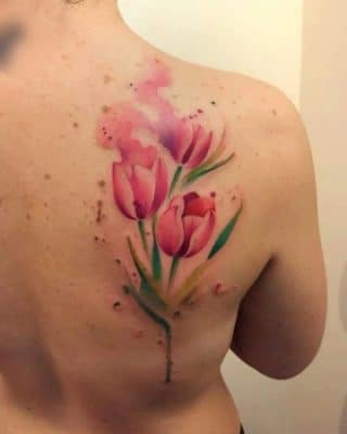 tatuajes de tulipanes en la espalda hombres