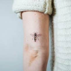 Curiosos tatuajes de abejas en el brazo y lo que significan