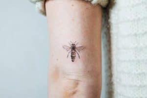 diseños de tatuajes de abejas en el brazo
