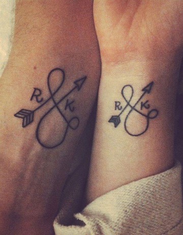 diseños de tatuajes de iniciales para parejas