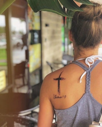 fotos de tatuajes de cruz en la espalda
