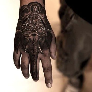 4 tatuajes de elefante en la mano a blanco y negro