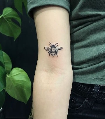 imagenes de tatuajes de abejas en el brazo
