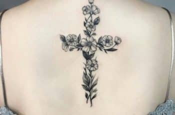 4 tatuajes de cruz en la espalda para chicas