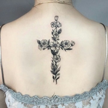 imagenes de tatuajes de cruz en la espalda