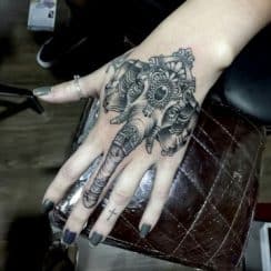 4 tatuajes de elefante en la mano a blanco y negro