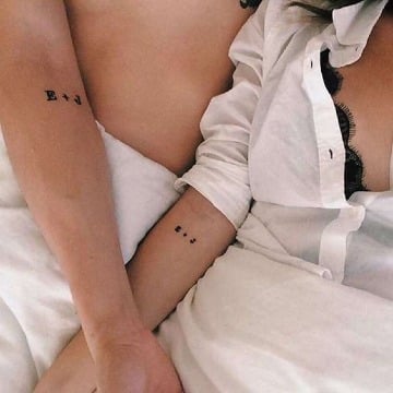 modelos de tatuajes de iniciales para parejas