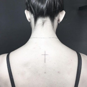 pequeños tatuajes de cruz en la espalda