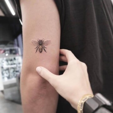 tatuajes de abejas en el brazo para hombres