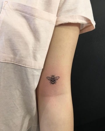 tatuajes de abejas en el brazo para mujeres