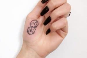 tatuajes de dados para mujeres en la mano