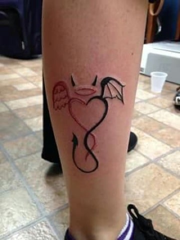tatuajes de demonios con alas en la pierna