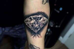 tatuajes de diamantes para hombres en el antebrazo