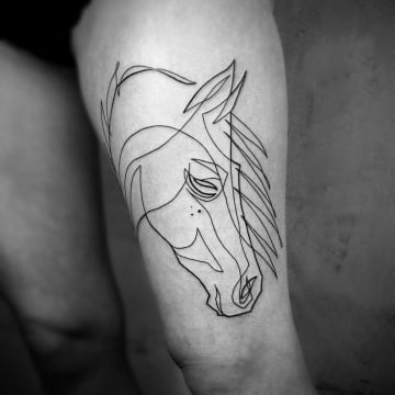 tatuajes de toros y caballos en la pierna