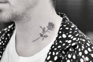 sutiles tatuajes de rosas en el cuello