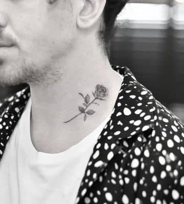 sutiles tatuajes de rosas en el cuello
