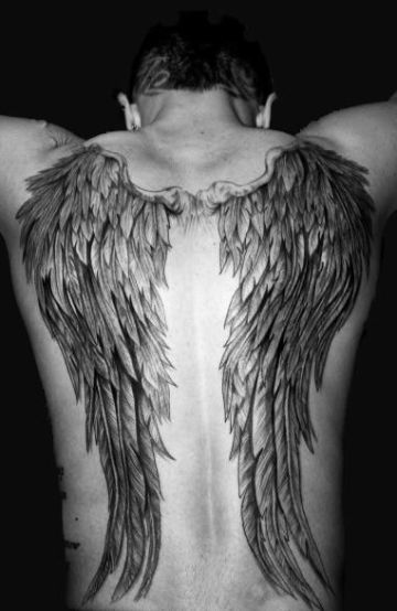 tatuajes de alas en la espalada para hombres