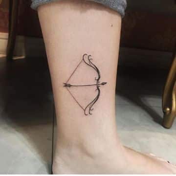 tatuajes de arco y flecha en el pie