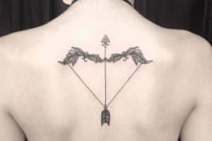 tatuajes de arco y flecha en la espalda