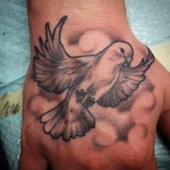 4 tatuajes de palomas en la mano y su significado