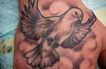 4 tatuajes de palomas en la mano y su significado