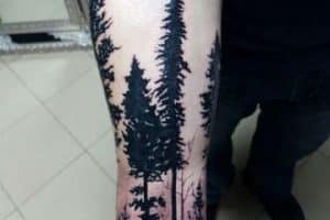 tatuajes de pinos en el antebrazo para hombres