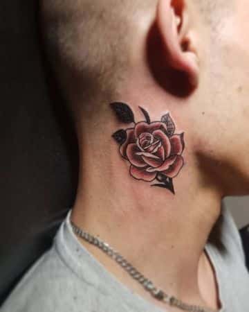 tatuajes de rosas en el cuello a colores