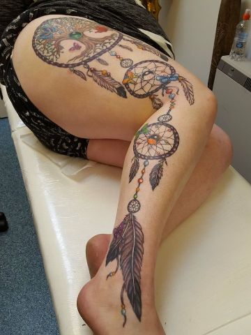 tatuajes de atrapasueños en la pierna a color