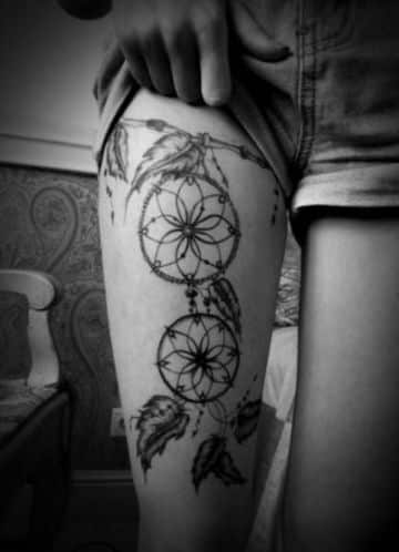 tatuajes de atrapasueños en la pierna en blanco y negro
