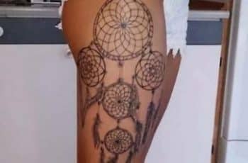 4 hermosos tatuajes de atrapasueños en la pierna para chicas