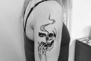 tatuajes de calaveras fumando para chicas