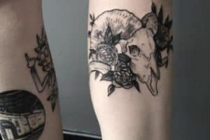 tatuajes de craneos de animales en la pierna