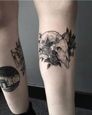 tatuajes de craneos de animales en la pierna